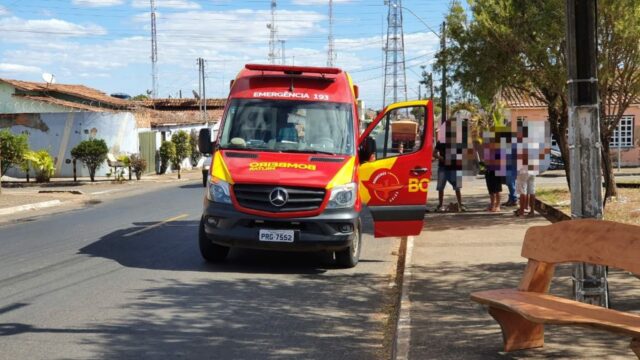 Mulher é atropelada por motociclista e fica ferida, em Catalão