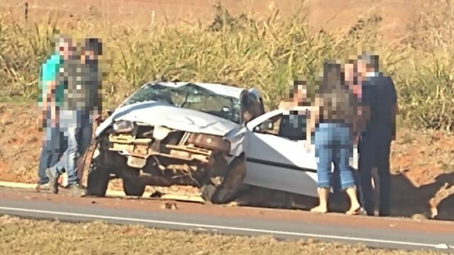 Carro capota e motorista fica ferido na BR 050, no município de Catalão