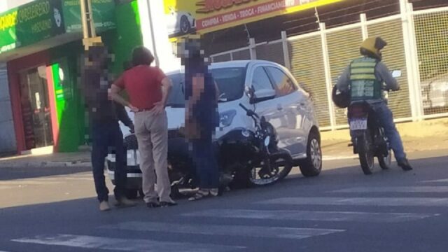 Mulher fica ferida após acidente envolvendo moto e carro em Catalão