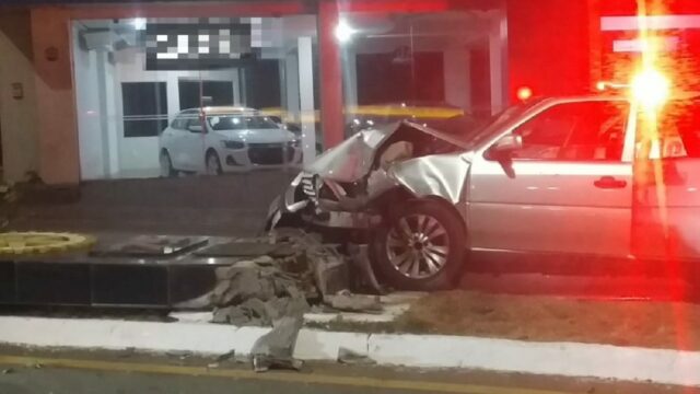 Em Catalão, três jovens ficam feridos após veículo colidir em placa
