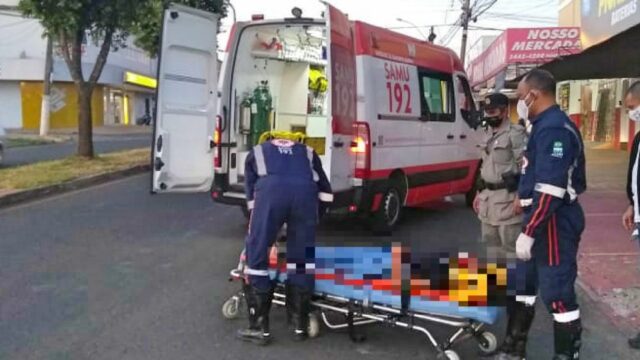 Pedestre fica ferida ao ser atropelada por moto em Avenida de Catalão