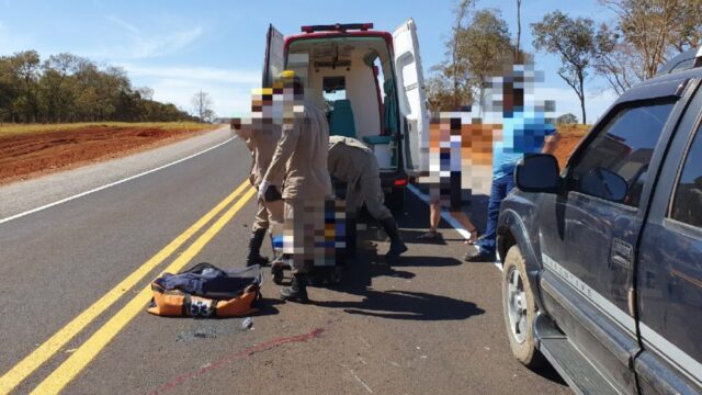 Jovem motociclista tem ferimentos graves após colidir contra caminhonete no arco viário, em Catalão