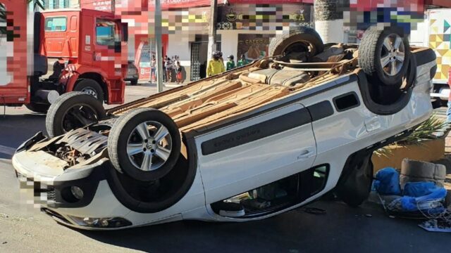 Veículo capota após se envolver em acidente no Centro de Catalão