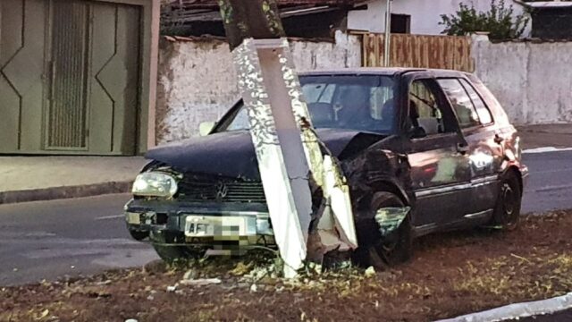 Carro fica sem freios e motorista colide em poste de energia em avenida de Catalão