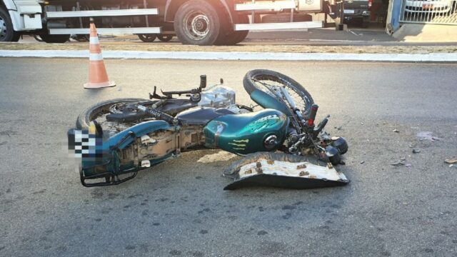 Acidente entre moto e carreta deixa um homem ferido no Bairro São João