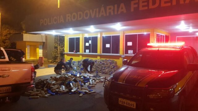 Motorista foge da polícia e abandona carro com mais de 1,5 toneladas de drogas dentro de um milharal em Jataí