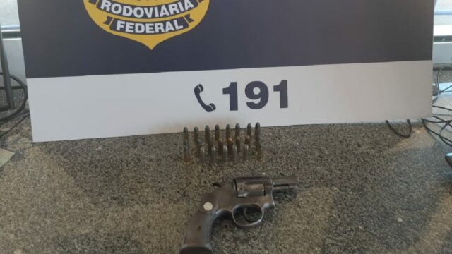 PRF prende motorista de carreta por porte ilegal de arma de fogo na BR 050, em Catalão