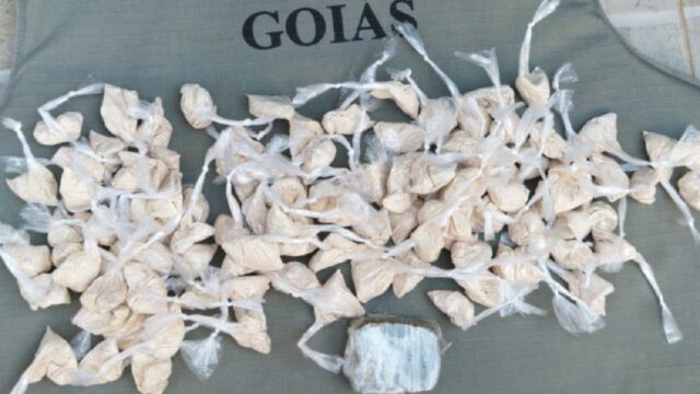 PM prende suspeito por tráfico de drogas durante ocorrência de Maria da Penha em Catalão