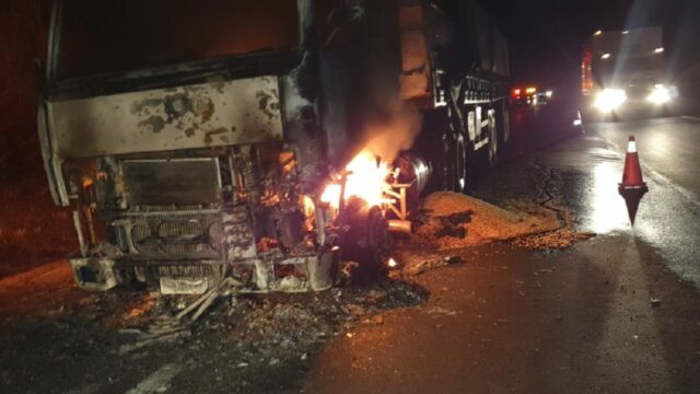 Carreta carregada de soja pega fogo na BR-050 entre Catalão e Araguari