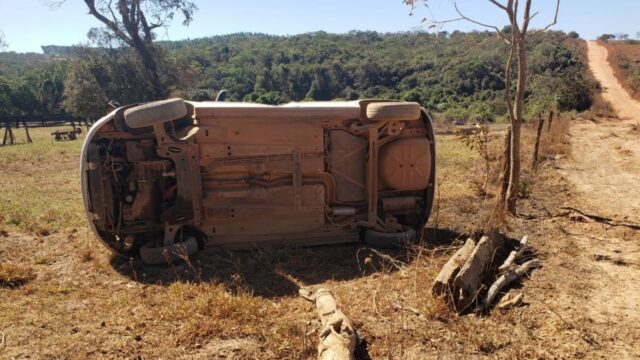 Motorista e passageiro ficam feridos após carro capotar na GO 307, entre Ipameri e Corumbaíba