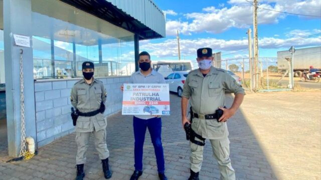 Patrulha Industrial entrega placas as empresas cadastradas no projeto