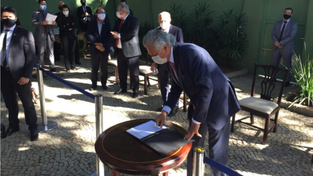 Governador de Goiás assina novo decreto que libera funcionamento de atividades não essenciais