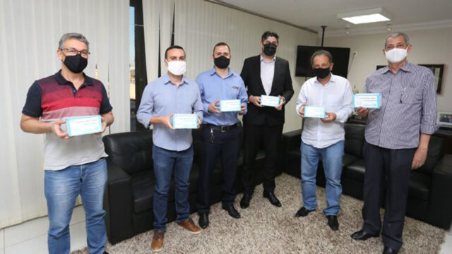 Rede Eletrosom faz doação de máscaras à Prefeitura de Catalão