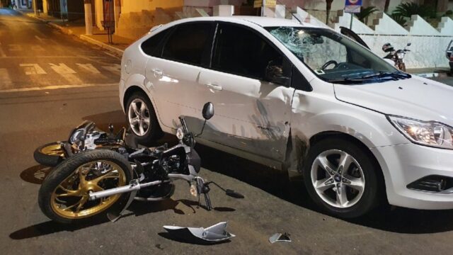 Colisão entre carro e moto deixa motociclista ferido no Centro de Catalão