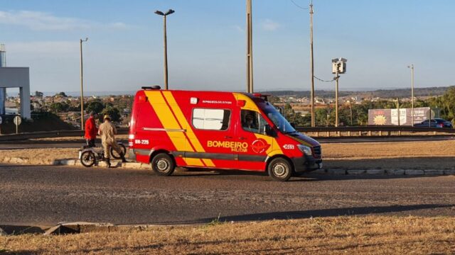 Batida entre carro e mobilete deixa homem ferido na BR-050, em Catalão