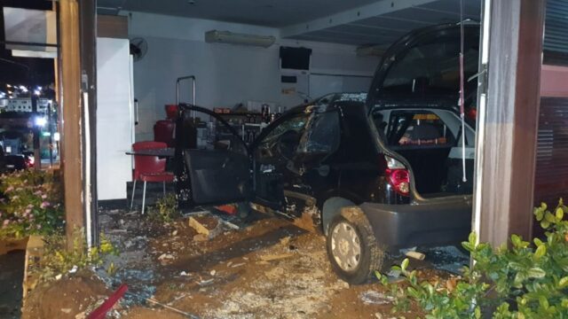 Carro invade comércio após colisão e deixa motorista ferido em Catalão