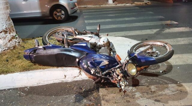 Jovem motociclista tem perna fraturada em colisão com veículo, no Centro de Catalão