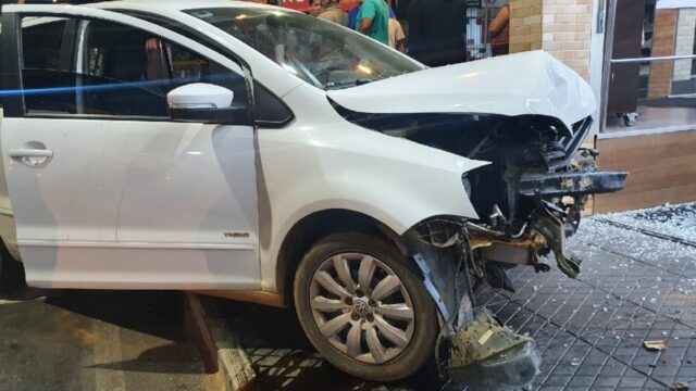 Carro colide em comércio após envolver em acidente com moto em Catalão