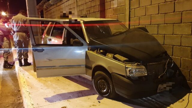 Motorista perde controle e colide carro contra muro em Catalão
