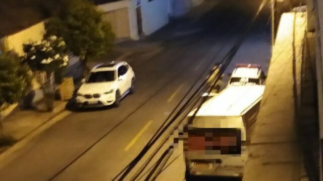 Motorista colide contra poste e abandona o veículo em Catalão