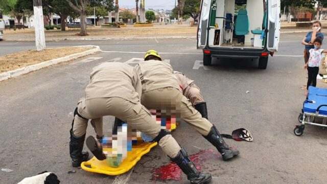 Motociclista tem perna dilacerada após queda de moto, em Catalão