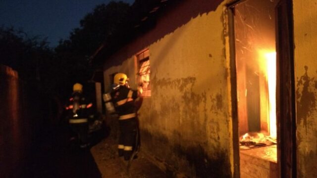 Bombeiros combatem incêndio em residência no bairro Castelo Branco I, em Catalão