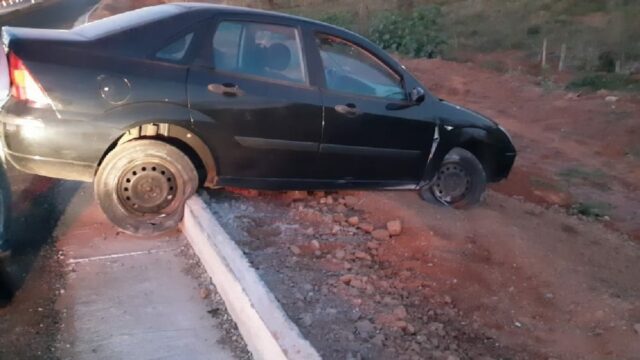 Motorista dorme ao volante e veículo sai da pista na BR-050 em Catalão