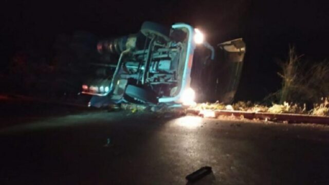 Carreta tomba e deixa motorista ferido na GO-330, em Pires do Rio