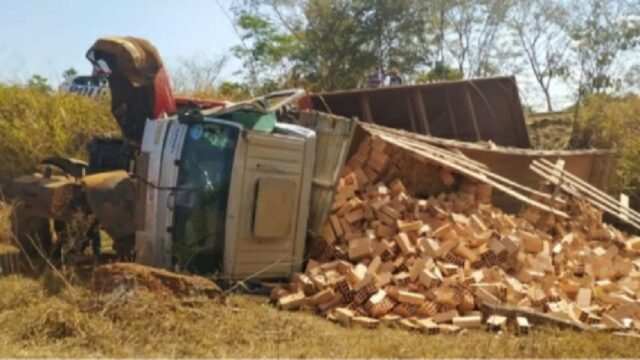 Colisão entre trator e caminhão deixa ferido na GO 330