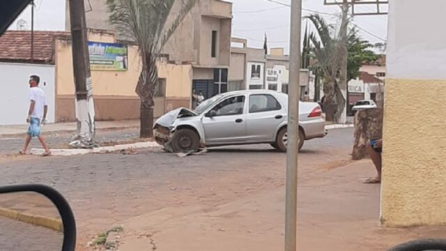 Criança de cinco anos e mulher ficam feridas após carro colidir em poste, em Pires do Rio