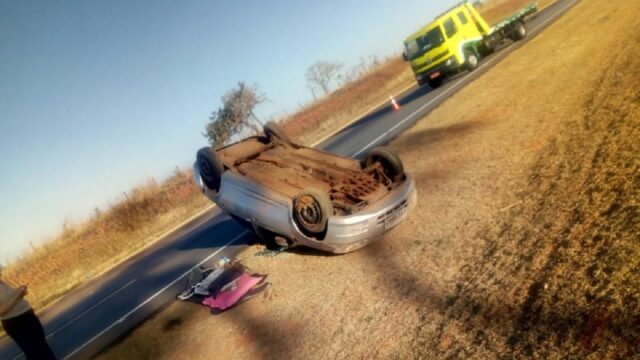 Criança sofre ferimentos ao ser ejetada de carro após capotamento na BR-050, em Catalão