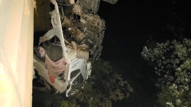 Motorista fica ferido ao cai no Rio São Marcos após carreta tombar sobre a ponte na GO 21O, entre Catalão e Davinópolis
