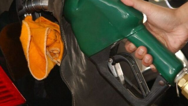 Gasolina sobe 4% nas refinarias, anuncia Petrobras