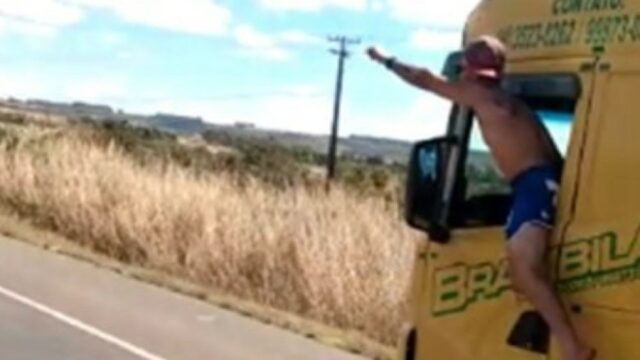 Motorista é flagrado dirigindo carreta com parte do corpo para fora na BR-060