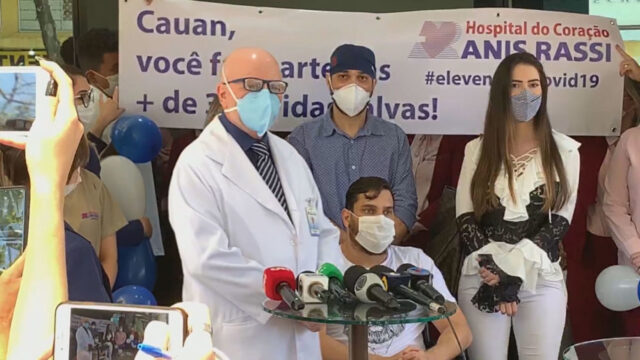 Cantor Cauan tem alta e deixa hospital após se recuperar da Covid-19