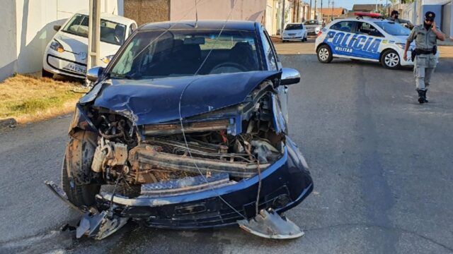 Mulher fica ferida em colisão de veículos em cruzamento no Bairro Alto da Boa Vista 2, em Catalão