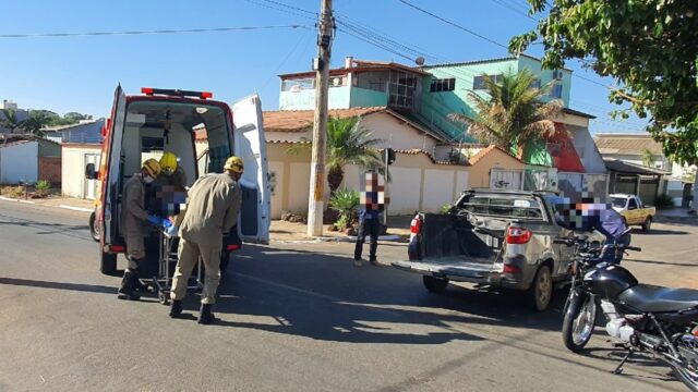 Homem bate moto e cai dentro de carroceria de veículo, em Catalão