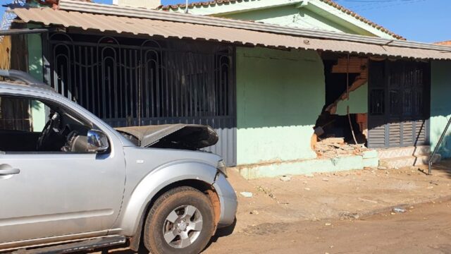 Caminhonete bate contra residência em Catalão e motorista abandona veículo