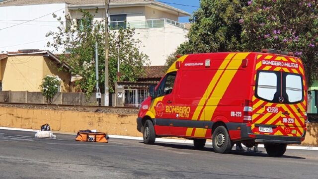 Colisão entre carro e moto deixa motociclista ferida no centro de Catalão