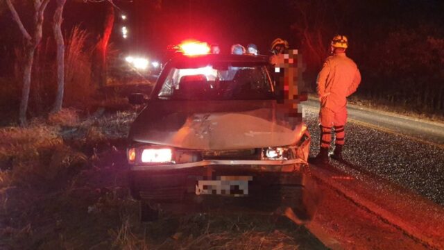 Bombeiros atendem uma colisão traseira entre dois veículos na GO-330