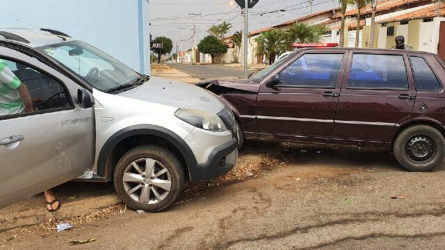 Colisão entre dois veículos deixa duas pessoas feridas em Catalão