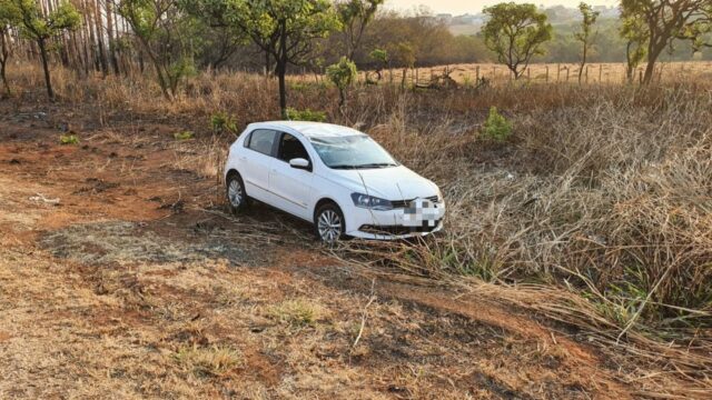 Saída de pista seguida de capotamento é registrada na BR-050, em Catalão