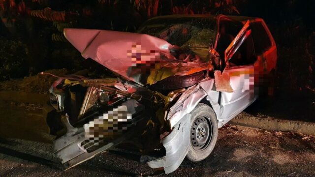 Veículo colide contra carreta estacionada e motorista fica ferido em Catalão