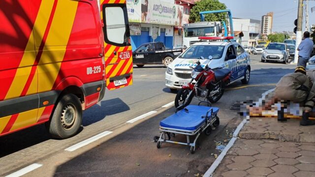 Jovem de 20 anos fica ferido ao envolver em acidente no Bairro São João