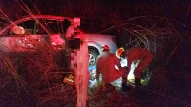 Saída de pista seguida de capotamento deixa motorista com ferimentos na GO-305, próximo a Goiandira