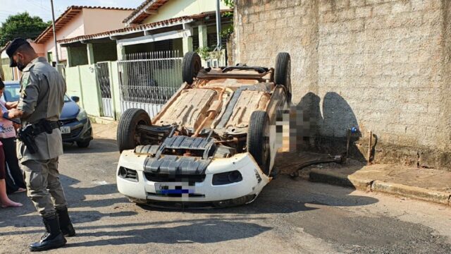 Carro capota após bater em veículo estacionado em Catalão