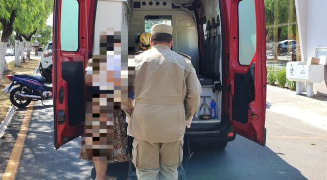 Colisão traseira entre carro e moto deixa mulher ferida, em Catalão