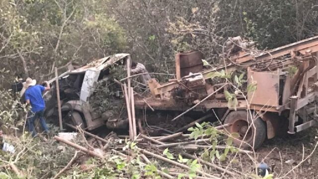 Grave acidente com caminhão deixa motorista preso as ferragens na zona rural de Três Ranchos