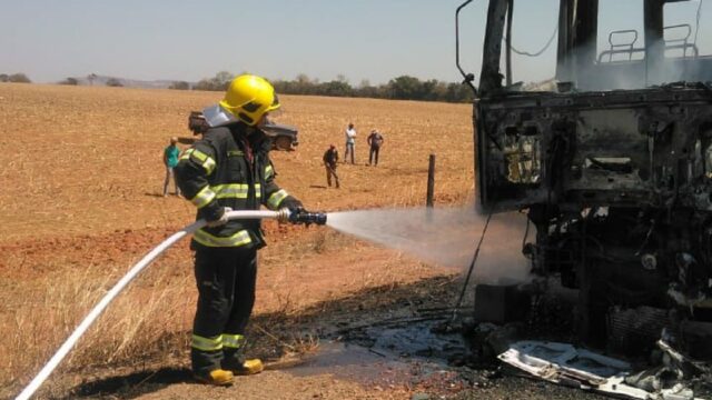 Bombeiros combatem incêndio em veículo na GO-210 em Goiandira