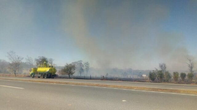 Equipes do Corpo de Bombeiros e da Eco050 Rodovias combatem incêndio em vegetação as margens da BR 050 em Catalão